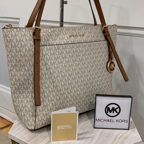 Michael Kors Handbags - Michael Kors Large Voyager Jet Set Travel Tote Bag EUC